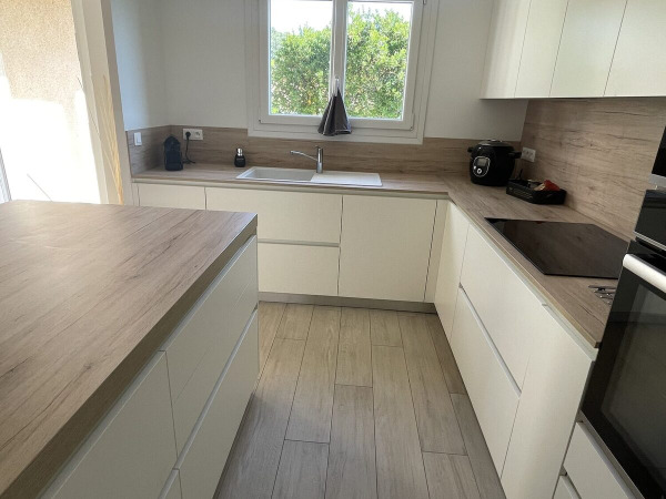 Cuisine blanche et bois - Rénovation complète Photo 2