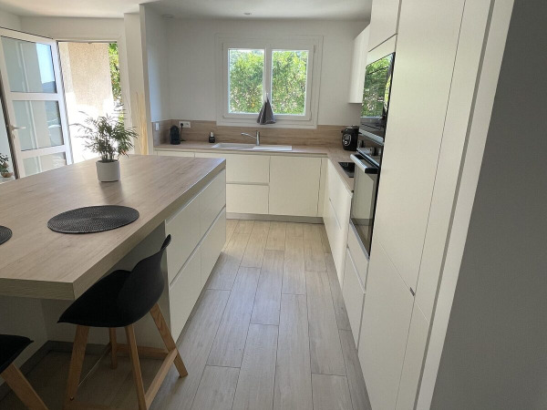Cuisine blanche et bois - Rénovation complète Photo 6