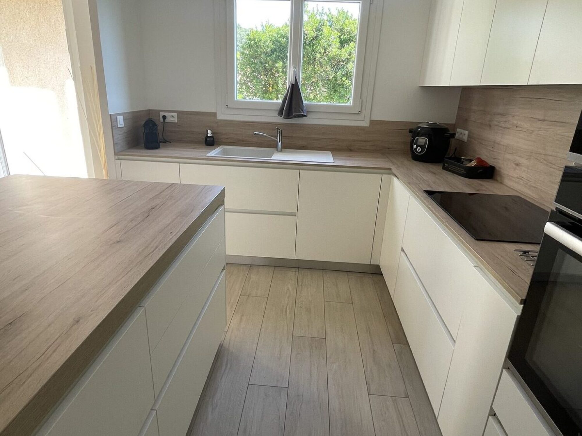 Cuisine blanche et bois - Rénovation complète Photo 1